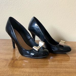 LC LAUREN CONRAD | Black Patent Gold Bow Heels 8.5